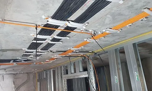 Korytka i przewody na suficie — instalacja elektryczna