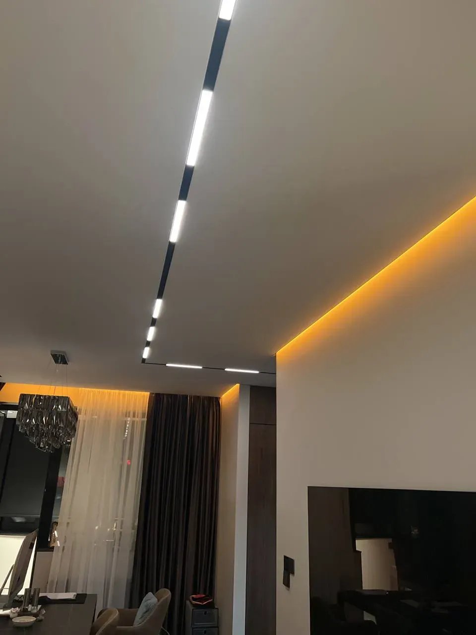 Sufitowa listwa magnetyczna LED i podświetlenie wnęki