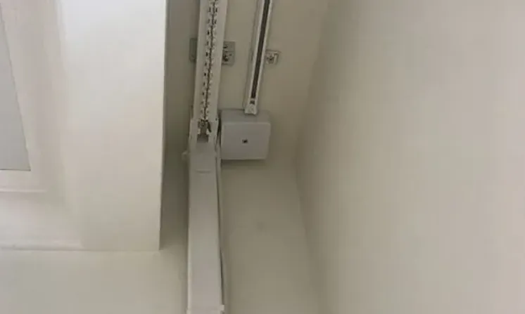 Montaż narożnego profilu LED