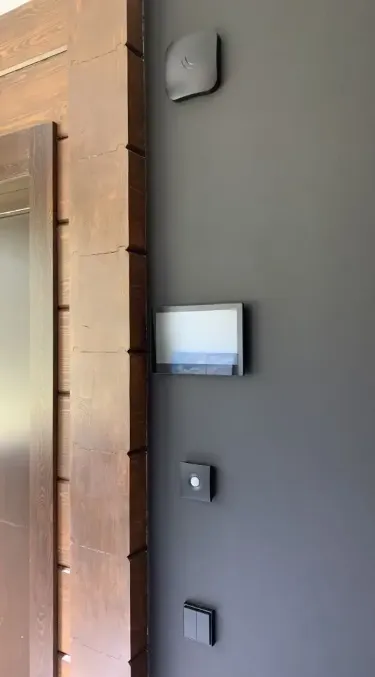 Panel sterujący, access point i termostat na ścianie